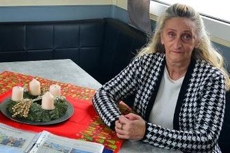 Puppenspieler sitzen wegen der Pandemie in Mittweida fest - Manuela Schmidt im großen Wohnwagen in der "guten Stube".