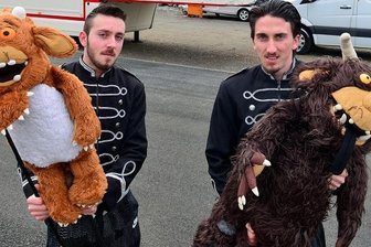 Puppenspieler sitzen wegen Pandemie in Mittweida fest - Adriano (l.) mit der Figur Grüffelo-Kind und Ricardo Schmidt mit dem originalen Grüffelo. Zum Spielplan gehört auch noch "Kasperle auf Räuberjagd".