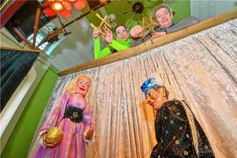 Puppenspielfest auf Burg Mylau: "Der Froschkönig" muss gleich zweimal ran - "Der Froschkönig" ist der Publikumsliebling. Hans-Joachim und Gloria Pandel geben Dienstagmittag eine Extra-Vorstellung. 