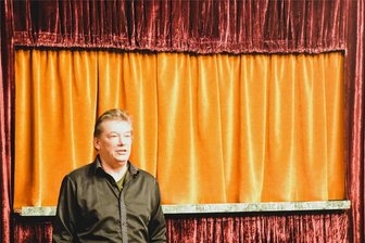 Puppenspielfest in Mylau eröffnet: Nicht nur für Kinder ein Genuss - Vor der Aufführung gab Hans-Joachim Pandel etwas über die Puppenspielerfamilie und das Stück preis.