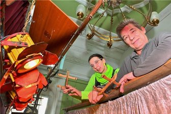Puppenspielfest in Mylau: Wenn das Kinderlachen Anlauf braucht - Gloria und Hans-Joachim Pandel von Pandel's Marionettentheater aus Frankenberg spielten vor 20 Besuchern im Barocksaal auf Burg Mylau das Märchen vom "Froschkönig".