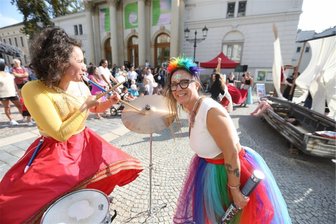 Puppentheater eröffnet in Plauen mit Parade neue Spielzeit - Mit Musik und bunten Kostümen haben Mitarbeiterinnen und Mitarbeiter des Puppentheaters am Samstagnachmittag ein Programm für die Plauener und ihre Gäste aufgeführt.