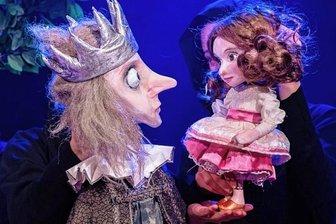 Puppentheater führt "Dornröschen" auf - "Dornröschen" wird im Puppentheater aufgeführt.