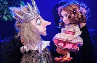Puppentheater führt "Dornröschen" auf - "Dornröschen" wird im Puppentheater aufgeführt.