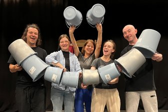Puppentheater Zwickau eröffnet neue Spielzeit am Sonntag mit großer Parade durch die Innenstadt - Eine lachende Eimerkette: Die Spieler auf der Bühne des Puppentheaters bei den Proben fürs Eröffnungsspektakel.