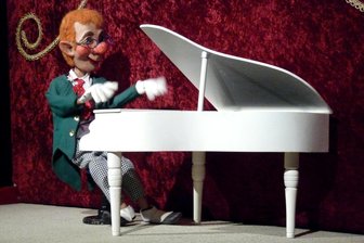 Puppentheatertage in Gelenau: Wenn Karli in die Tasten haut, sind Jung und Alt begeistert - Puppenspieler Frank Hübner lässt den kleinen Karli „The Entertainer“ von Scott Joplin spielen.