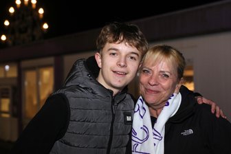 Pure Emotionen zum 80. Geburtstag von Erzgebirge Aue: Festakt rührt Fans zu Tränen - Kathrin Helbig und ihr Sohn Franz (16) hatten einen sehr emotionalen Abend.