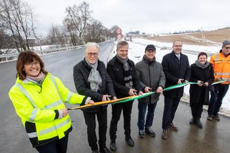 Pure Erleichterung: B 92 wieder offen - Die B 92 ist zwischen dem neu gebauten Abzweig und Oberlosa wieder frei. Offizielle und Beteiligte haben am Freitagvormittag das symbolische Band durchtrennt. Plauens OB Steffen Zenner (3. von rechts) und Baubürgermeisterin Kerstin Wolf (rechts daneben) wirkten mehr als erleichtert.
