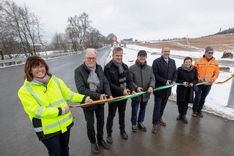 Pure Erleichterung: B 92 zwischen Plauen und Oelsnitz wieder offen - Die B 92 ist zwischen dem neu gebauten Abzweig und Oberlosa wieder frei. Offizielle und Beteiligte haben am Freitagvormittag das symbolische Band durchtrennt. Plauens OB Steffen Zenner (3. von rechts) und Baubürgermeisterin Kerstin Wolf (rechts daneben) wirkten mehr als erleichtert.