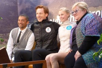 Pure Freude in der Tränenecke - Zufrieden mit dem gelungenen Saisonauftakt: Robin Szolkowy bei der 49. Nebelhorn-Trophy in Oberstdorf mit dem Siegerpaar Jewgenija Tarassowa/Wladimir Morosow und Cheftrainerin Nina Moser (v. l.).