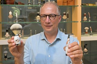 Purer Luxus aus dem Erzgebirge: Wird das die teuerste Rasur der Welt? - Vorsicht, nicht fallen lassen! Christian Müller mit dem limitierten Rasierset aus echt Meissener Porzellan, das verliebte Koi-Karpfen in Farbe zeigt.