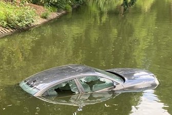"Purer Vandalismus": Skoda im Schloßteich Chemnitz demoliert - Das Dach eingedellt, die Scheiben zertrümmert - der Skoda im Schloßteich.