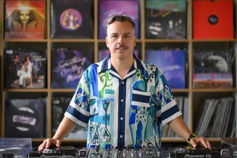 Purple Disco Machine legt House-Musik im Dresdener Zwinger auf - Tino Piontek ist Purple Disco Machine.