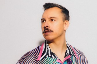 Purple Disco Machine: Wegen seiner Frau zieht er die „Paradies“-Show auch in der Kulturhauptstadt Chemnitz ab - Tino Piontek ist Purple Disco Machine.