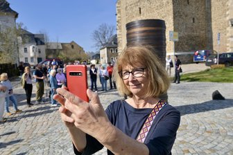 Purple Path der Kulturhauptstadt: Drei ausgewählte Autotouren für einen Ausflug - Der „Münzstapel“ in Schneeberg – ein Fotomotiv für Stephanie Berghänel aus Chemnitz, die am Eröffnungswochenende bei einer der angebotenen Bustouren der Kulturhauptstadt dabei war.