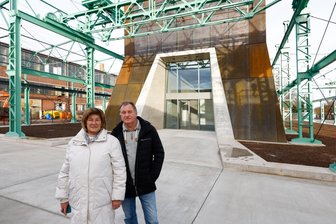 Purple-Path-Finale in Oelsnitz: Staunen, Verunsicherung und viel Zuspruch - Martina und Hartmut Gutjahr vor der neuen Kunst-Halle in der „Kohlewelt“.