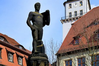 Purple Path in Frankenberg: Kein Kompromiss zum Nachahmen - Der Marktbrunnen in Frankenberg mit dem nackten Mann.