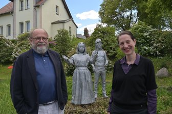 „Purple Path“-Kunstwerk in Hohndorf eingeweiht - „Engel und Bergmann“ stammen von Christina Doll (r.) – hier mit Kurator Alexander Ochs.
