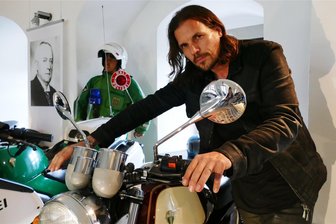 Purple Path: Kunstwerk soll Zschopaus Ursprung mit moderner Tradition verbinden - Ähnlich wie der Spiegel dieser MZ im Motorradmuseum von Schloss Wildeck wird das Kunstwerk von Michael Sailstorfer aussehen - nur um ein Vielfaches größer.