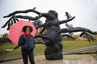 Purple-Path-Kunstwerke ziehen nach Limbach-Oberfrohna - Künstlerin Hoda Tawakol besuchte den Aufbau ihrer Skulptur in Limbach-Oberfrohna.