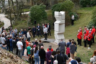 Purple Path: Mittweida vereint Kunst und Klang - Mit zahlreichen Gästen wurde die Skulptur „Cumulus“ des Künstlers Jeffrey James am Traditionsweg der Hochschule Mittweida am Sonntag eingeweiht.