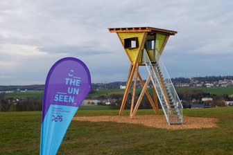 Purple Path: Oberlungwitzer Kunstwerk mit Aussicht und überraschendem Bezug zum Sachsenring - „Twisted Peek“ steht knapp einen Kilometer südlich von Oberlungwitz.