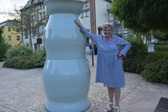 Purple Path: Porzellan-Skulpturen von Uli Aigner in Lößnitz eingeweiht - Uli Aigners Porzellan-Installation in Lößnitz wirkt auf den ersten Blick minimalistisch, soll auf den zweiten Blick aber etwas über die Geschichte des Erzgebirges erzählen - es geht um die Förderung von Kaolin. 