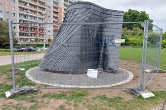 Purple Path-Skulptur in Zwickau eingezäunt: Das steckt dahinter - Das Kunstwerk von Jana Gunstheimer an der Zwickauer Mulde, das Teil des „Purple Path“ ist, ist seit Ende April eingezäunt.