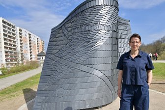 Purple-Path-Skulptur in Zwickau: Wie die Künstlerin auf die Kritik an ihrem Werk reagiert - Jana Gunstheimer neben ihrer frisch eingeweihten Skulptur „dingenunner, dingenauf – Das Zwickauer Banntuch 2025“ im Muldeparadies.