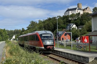 Purple Path und mehr: Neue Taktungen im Nahverkehr - Eine Regionalbahn nach Cranzahl hält in Scharfenstein.