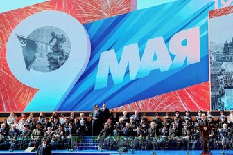 Putin deutet Krieg in Abwehrkampf um - Präsident Wladimir Putin spricht am "Tag des Sieges" über Hitler-Deutschland auf dem Roten Platz in Moskau vor Militärangehörigen und Veteranen. Flugzeuge und Panzer waren bei der Parade diesmal nicht dabei.