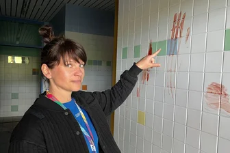 Putzaktion im Lost Place: Helfer entdecken Blutspuren an den Wänden des ehemaligen Seiffener Schwimmbades - Blutspuren? Genia Schlesier zeigt im ehemaligen Schwimmbad Seiffen auf eine der betroffenen Stellen.