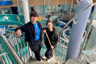 Putzaktion im Lost Place: Helfer lassen ehemaliges Seiffener Schwimmbad wieder glänzen - Genia Schlesier und Cheyenne Worotnik (von links) freuen sich über die vielen Helfer.
