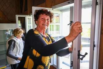 Putzen in einem der ältesten Häuser von Aue: So machen Helfer es fürs Frühlingsfest schick - Rita Eißmann (vorn) ist aus Lichtenau, sie war das erste Mal bei der Putzaktion im Herrenhaus Auerhammer dabei.