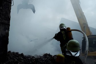Pyral: Brand unter Kontrolle - Feuerwehrkräfte am Sonntagnachmittag beim Löscheinsatz in der vom Brand betroffenen Halle.