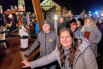 Pyramide angeschoben -  Kurz nach 18 Uhr schob Huthaus-Pächterin Mandy Wagner mit Unterstützung von Fynn Florian Reuther (vorn, v. r.) die zweistöckige Pyramide an.