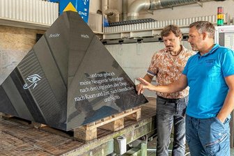 Pyramide auf dem Reichenbacher Friedhof: Wie ein Banker sich schon jetzt auf das Jenseits vorbereitet - Bauherr Uwe Lenk (links) und Hollerung-Grabdenkmale-Chef Matthias Jung im Gespräch. Über das auf der linken Pyramidenplatte befindliche Horusauge, benannt nach dem Welten- oder Lichtgott der Alten Ägypter, kommt dereinst das Geburtsjahr Uwe Lenks, auf die gegenüberliegenden Platte das Todesjahr. Dort ist eine Hieroglyphe zu sehen, die das ewige Leben verheißt. Die goldene Spitze ist bereits ab September für alle Friedhofsbesucher da.