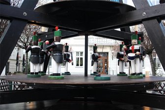 Pyramide auf Weihnachtsmarkt in Crimmitschau zerstört: Besucher lassen sich Freude dennoch nicht verderben - Auf dem unteren Teller der Pyramide wurde eine Figur herausgerissen.