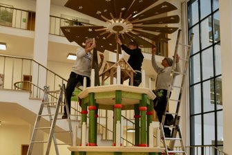 Pyramide aus dem Erzgebirge im Sächsischen Landtag aufgebaut - 