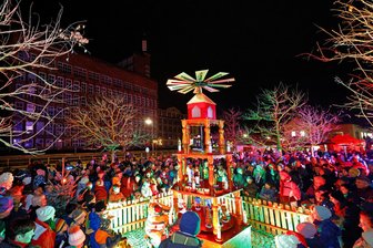 Pyramide, Ausstellungen und „Lebendiger Adventskalender“: Oberlungwitz hat bis Weihnachten volles Programm - Die Oberlungwitzer Pyramide lockte bei ihrer Vorstellung letztes Jahr viele Besucher an.