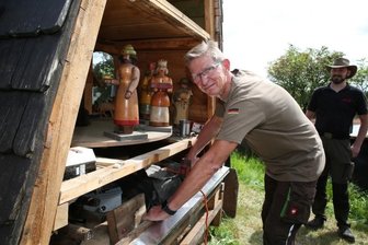 Pyramide bis zum Advent wieder ganz - Dietmar Lenhart (vorn) und Kai Schuffenhauer packten bei der Rekonstruktion der Harry-Schmidt-Pyramide in Bermsgrün mit an.