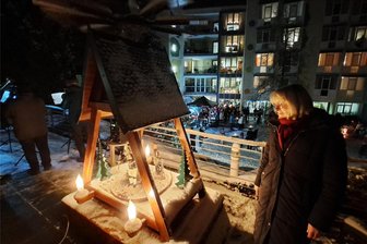 Pyramide bringt Schwung ins Zschopauer Seniorenzentrum - Nach einem kurzen Gedicht versetzte Kerstin Hasler, Leiterin des Seniorenzentrums, die Pyramide in Bewegung.
