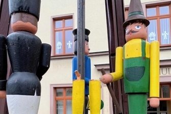 Pyramide in Mylau beschädigt - Vom Förster stehen nur noch die Bei-ne.