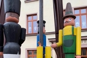 Pyramide in Mylau beschädigt - Vom Förster stehen nur noch die Beine.