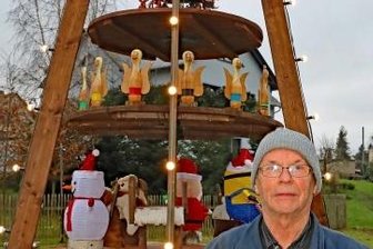 Pyramide mit Mitfahrgelegenheit - Hobbybastler Dieter Petzold vor seiner selbst gebauten Pyramide in Niederalbertsdorf.