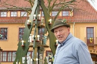 Pyramide wieder mit Tischler - Roland Meier hat die Pyramide auf dem Siebenlehner Markt gebaut.