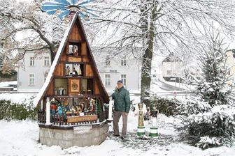 Pyramiden Anschieben in Gahlenz - Ulf Oehme gehört zur Schnitzgruppe und hat auch in diesem Jahr die Ortspyramide von Gahlenz mit aufgebaut.