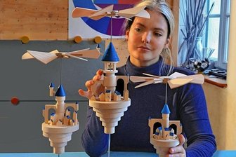 Pyramiden aus dem Erzgebirge: Neuer Wind für die Volkskunst - Emma Brix mit ihren drei Luftschlössern Mona, Luna und Stella (von links), die sie in Seiffen entwickelte.