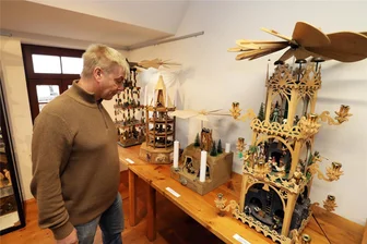 Pyramiden im „Huthaus Einigkeit“ Brand-Erbisdorf: Sonderausstellung mit einem Wermutstropfen - Thomas Maruschke in der neuen Sonderausstellung im Museum „Huthaus Einigkeit“ Brand-Erbisdorf.