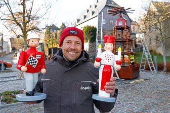 Pyramiden-Premiere in Oberlungwitz verspricht einige Überraschungen - Veranstaltungsmanager Ronald Haß mit zwei von insgesamt 15 Pyramidenfiguren, die für Überraschungen sorgen sollen.